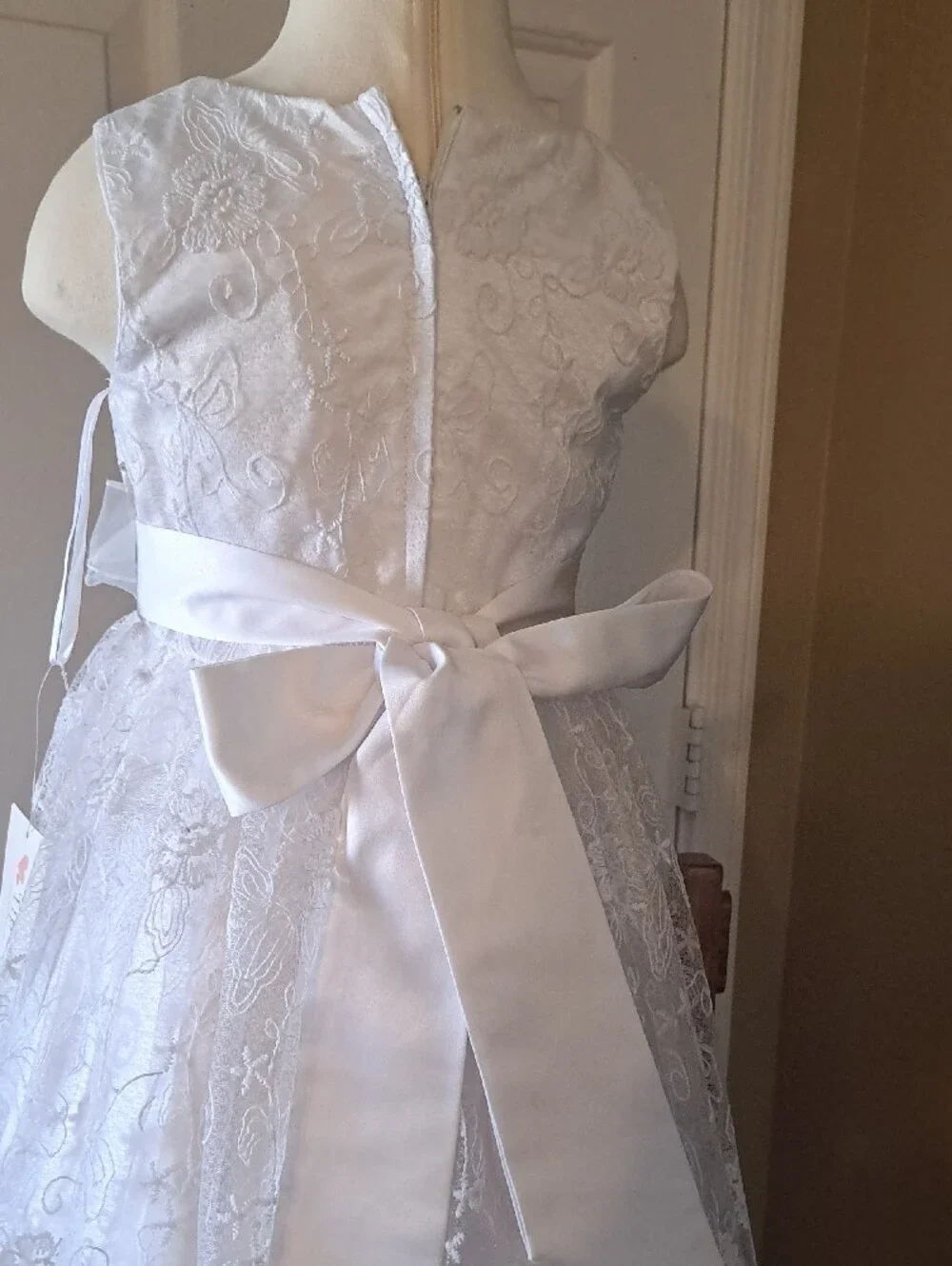 White Lace Flower Girl Dress with Satin Sash Size 4 New